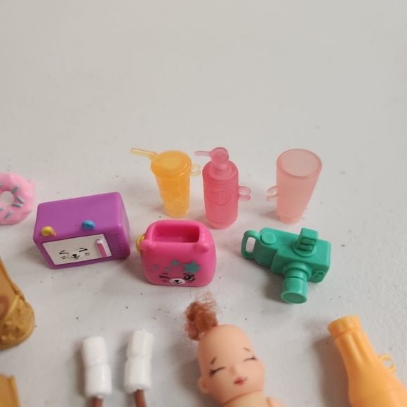 Barbie Doll Modern Accessories Clothing Shoes Toys Mini Doll House Lot - Picture 9 of 10